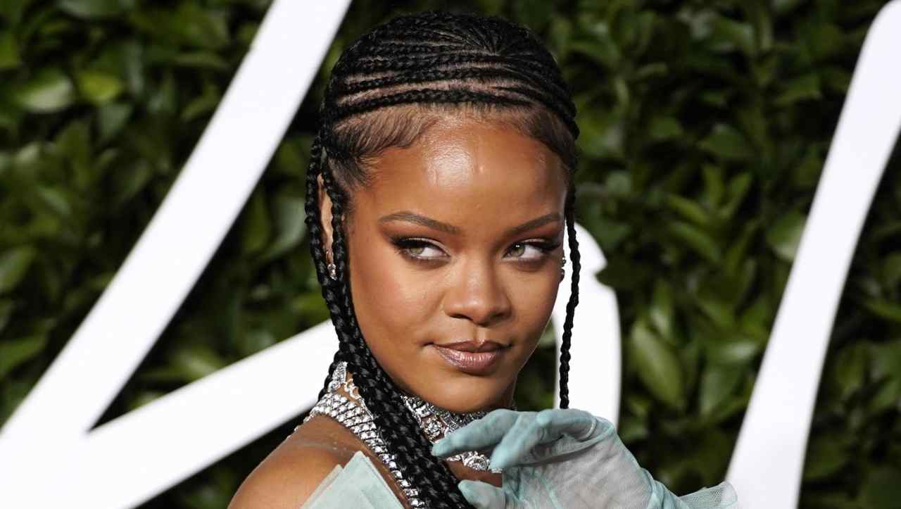 rihanna fisico